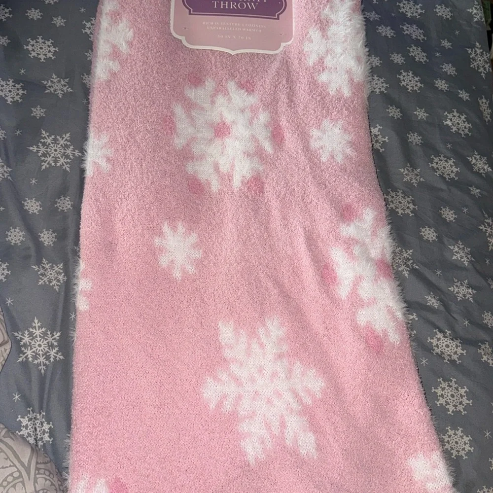 Twilight town, Christmas, pink and white snowflake fuzzy blanket